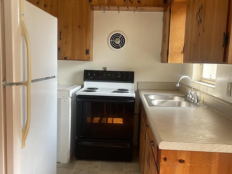 534 E College Ave — Photo 7