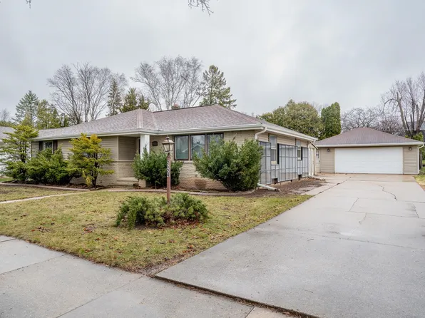 2524 Oakwood Ct, Appleton, WI 54911