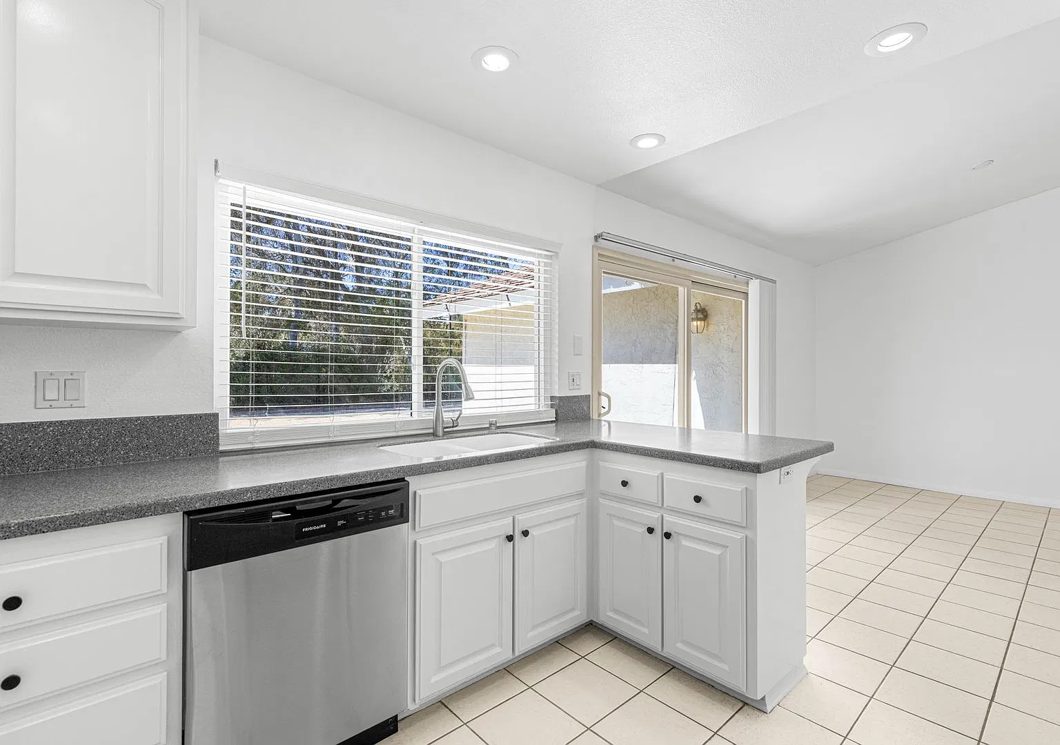 Refreshed 4Bd/2Ba Single Story Carlsbad Home! New carpet! Call to schedule showing! — Photo 4