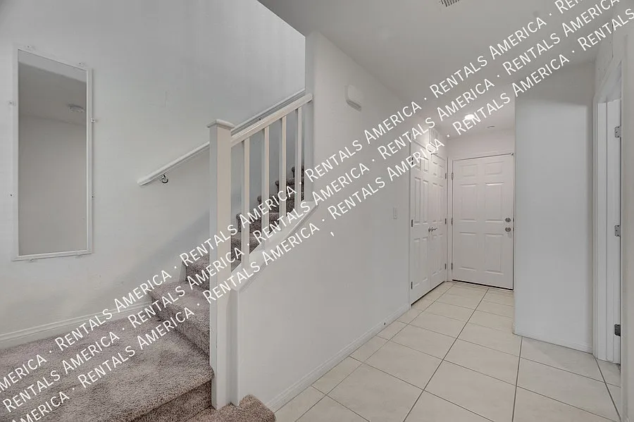 Welcome Home! Gorgeous Townhome Located In Gated Henderson Community! — Photo 2