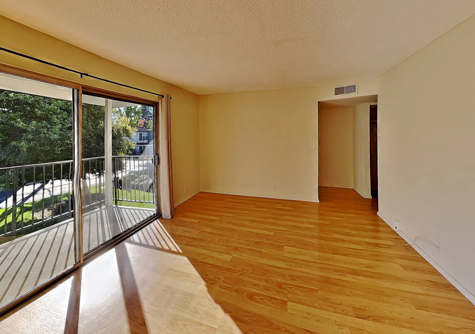 Walnut Creek 1/1 Condo Available Now! — Photo 2