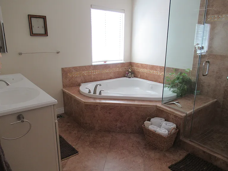 Primary bath with soaking /garden tub