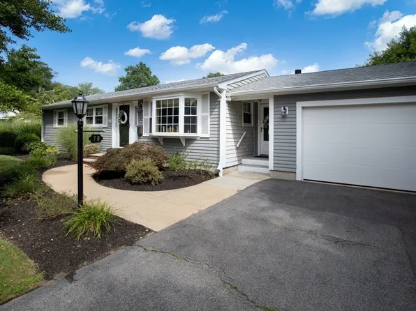 70 Longview Dr, Dartmouth, MA 02747