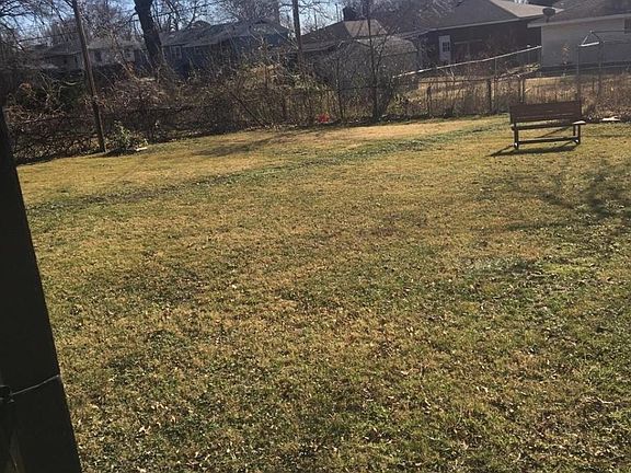 Huge Fenced yard with pecan trees