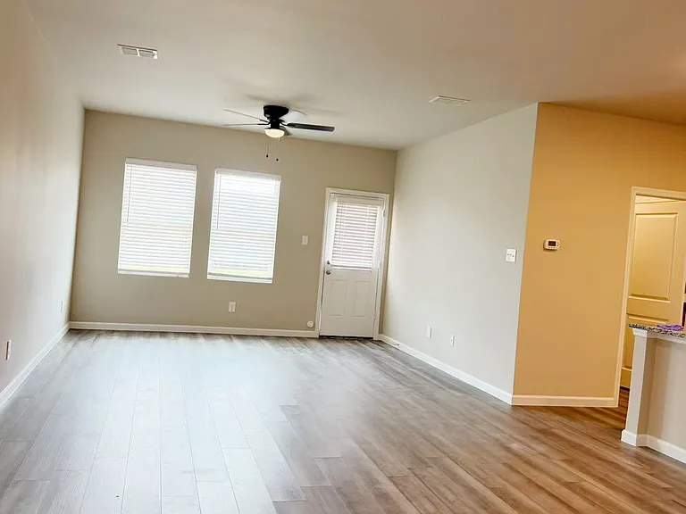 772 Camden Dr — Photo 2