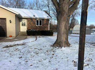 1802 W Winchester Dr, Freeport, IL 61032