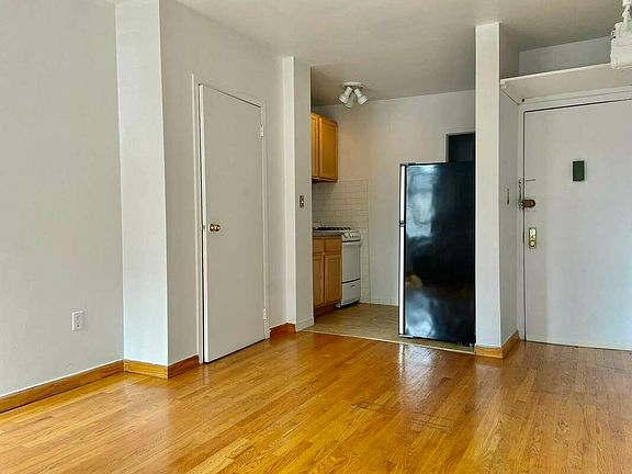 3rd image of 148 Orchard St #1
