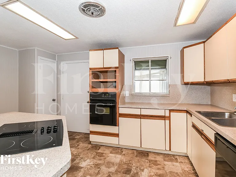 878 Westgate Dr — Photo 6