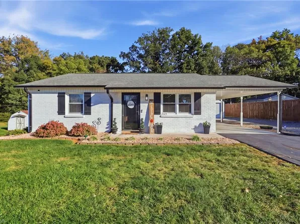 205 Crestview Dr, King, NC 27021