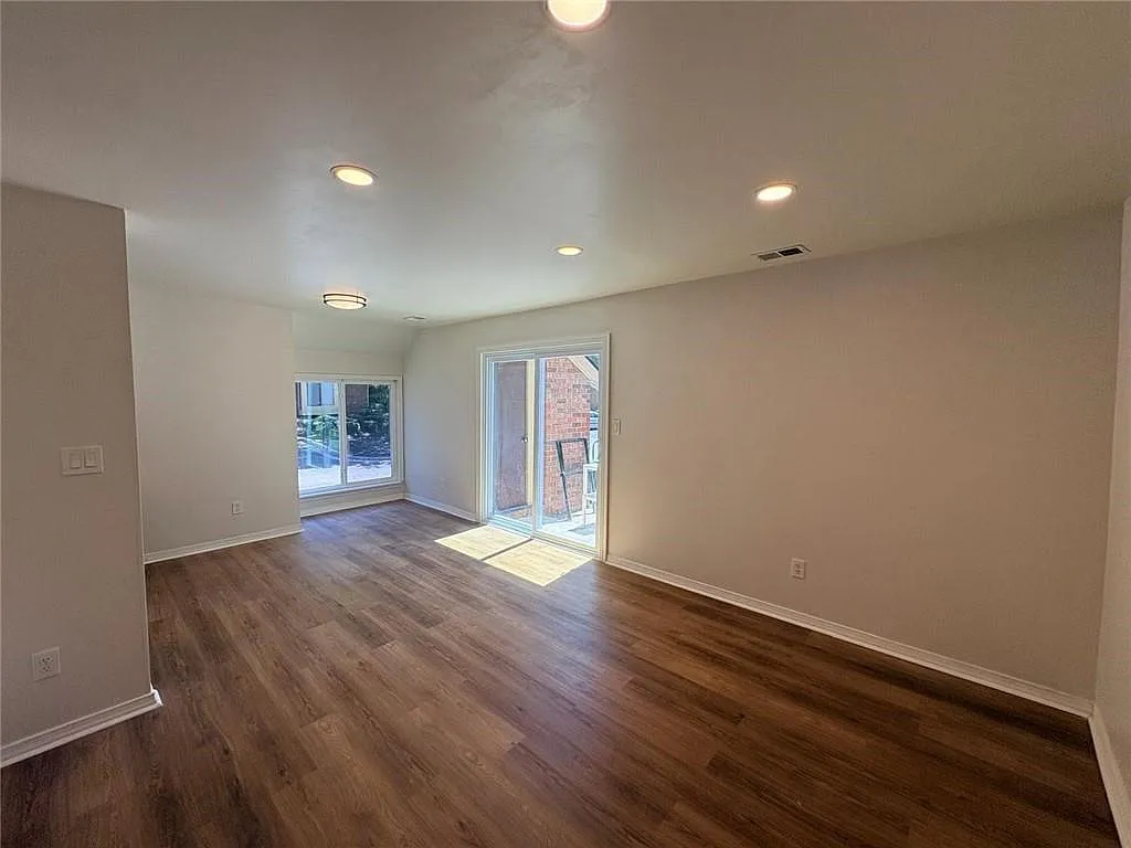 2 bed, 1.0 bath, 807 sqft, $2,000 — Photo 3