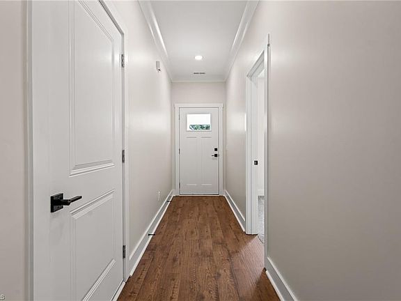 3rd image of 2549 Pinetop Ave