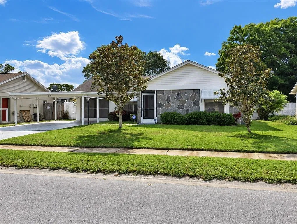 3 bed, 2.0 bath, 1067 sqft, $2,000 — Photo 1