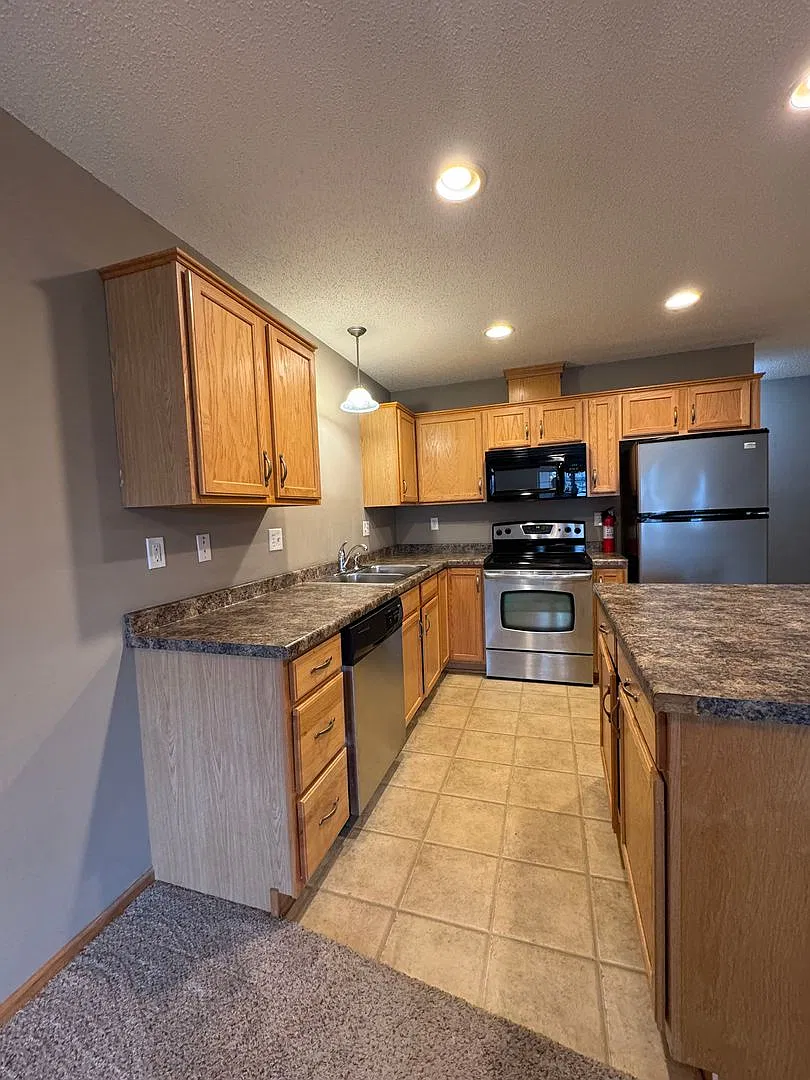 NW Townhouse Enjoy comfortable living in this 2-bedroom, 1.5-bathroom attached 1 car garage just ... — Photo 2