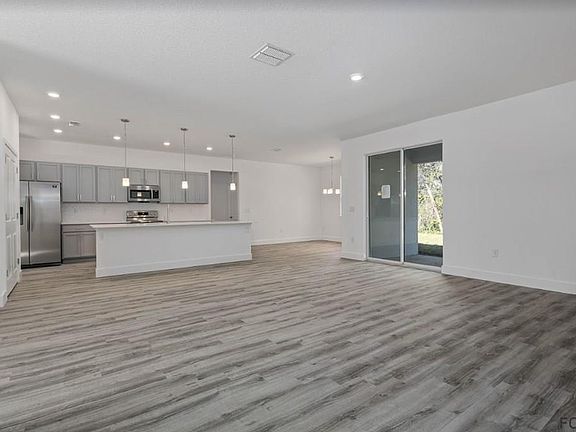 3rd image of 15 Rosepetal Ln