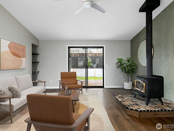 5th image of 1325 Hyak Court NE