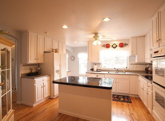 Cook's dream kitchen w/Eat-in Nook 