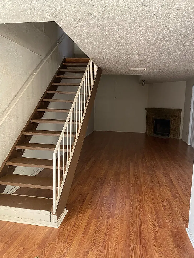 Spacious 2 Bed, 2.5 Bath Townhome Prime Location off Airline & Holly — Photo 2