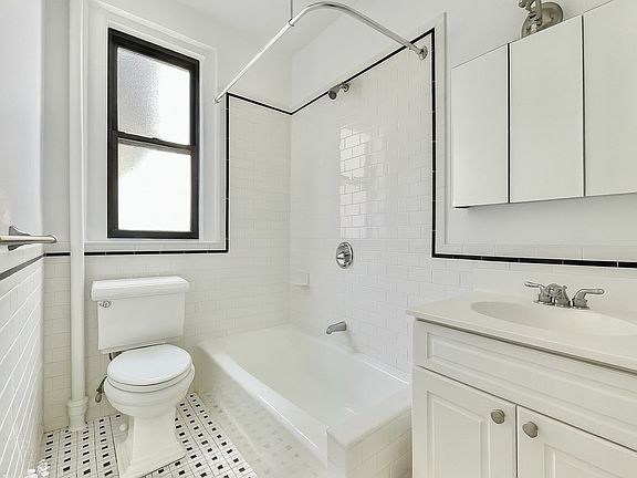 5th image of 55 W 55th St APT 4C