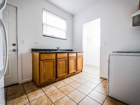 6100 S Artesian Ave Apartments Chicago Kitchen_01