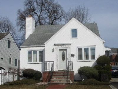 41 Garden Dr, Lynbrook, NY, 11563