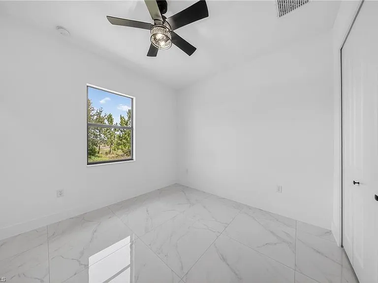 1213 Dodwin St E — Photo 15