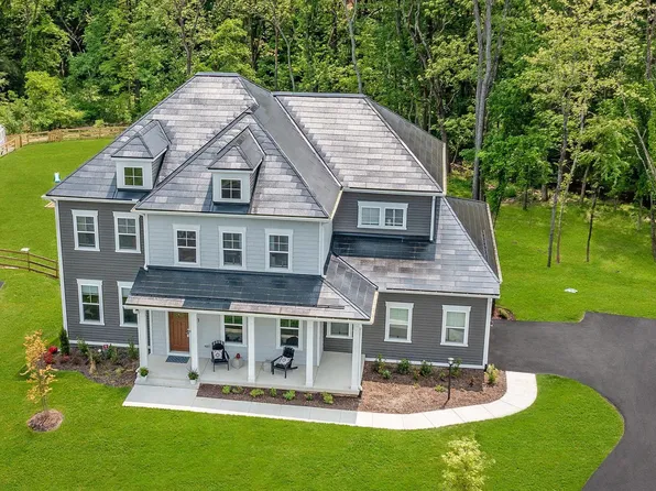 17754 Sweetgum Pl, Round Hill, VA 20141