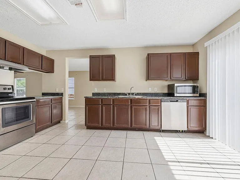 1109 Bradbury Ln — Photo 3