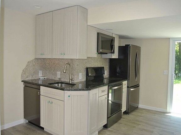 3rd image of 16B Stratford Ave