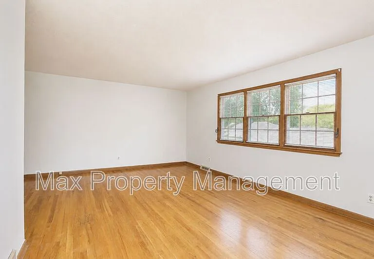 4413 63rd St — Photo 9