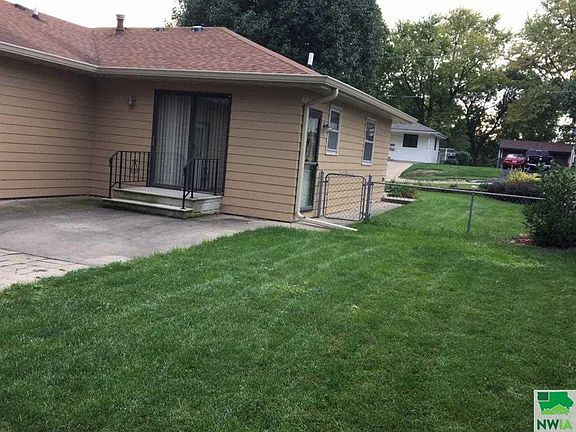 4th image of 2420 S Oleander St