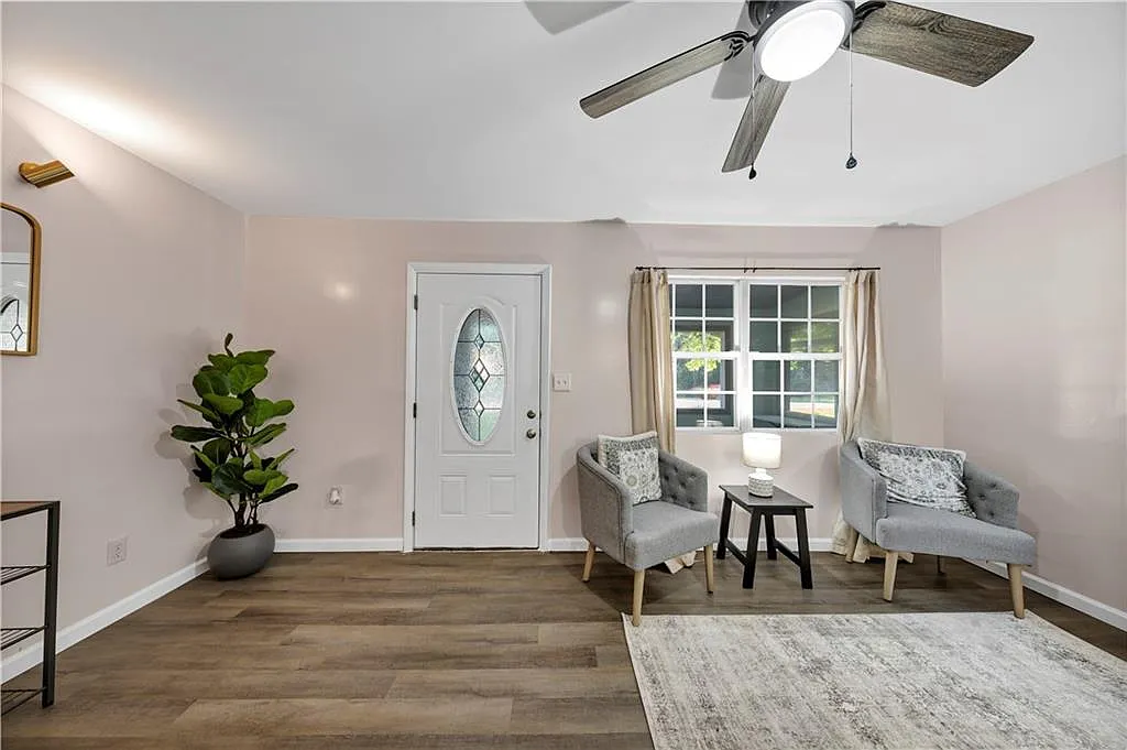 3 bed, 1.0 bath, 1072 sqft, $1,895 — Photo 2