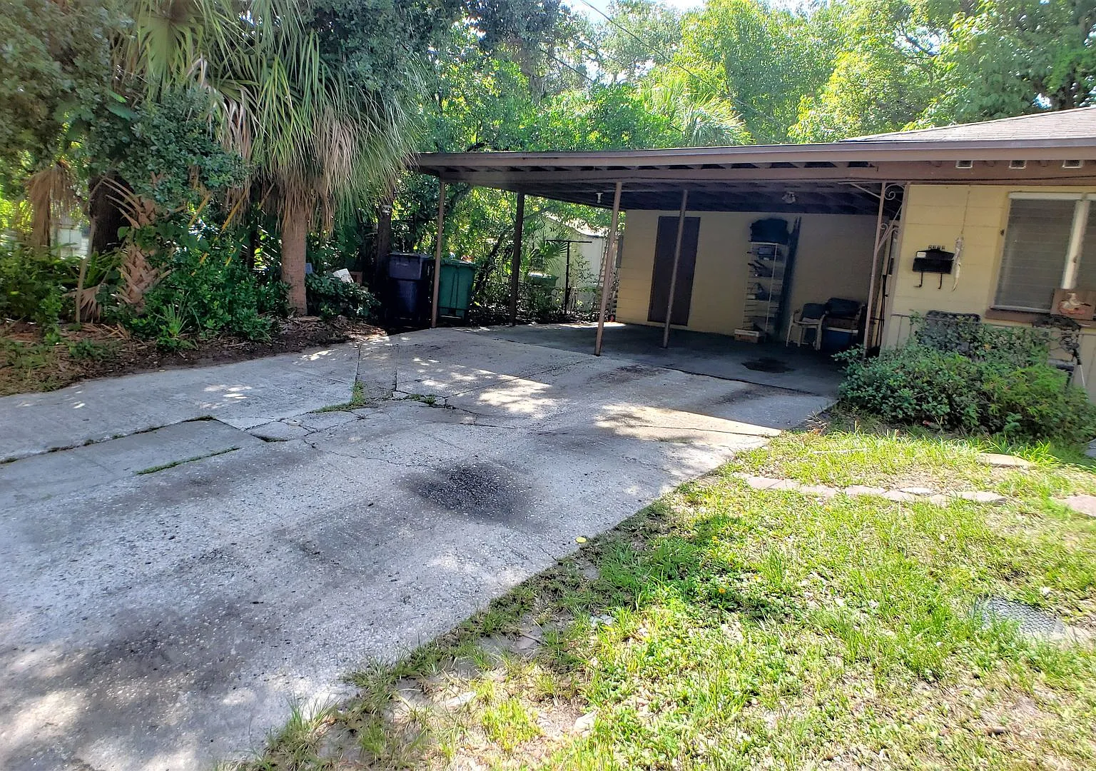 Bayshore/SOHO 2 Bed Duplex with Carport and Corner Yard — Photo 2
