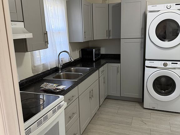 3rd image of 2831 Woodlawn Dr