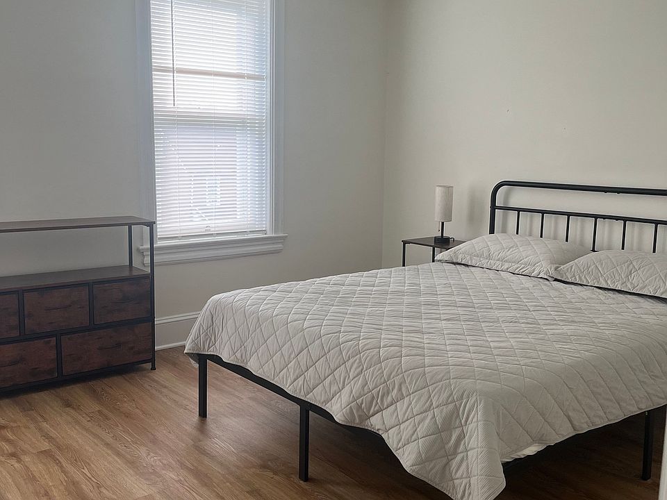 Bedroom for rent with a share bathroom