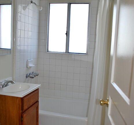 5th image of 814 S Serrano Ave #8