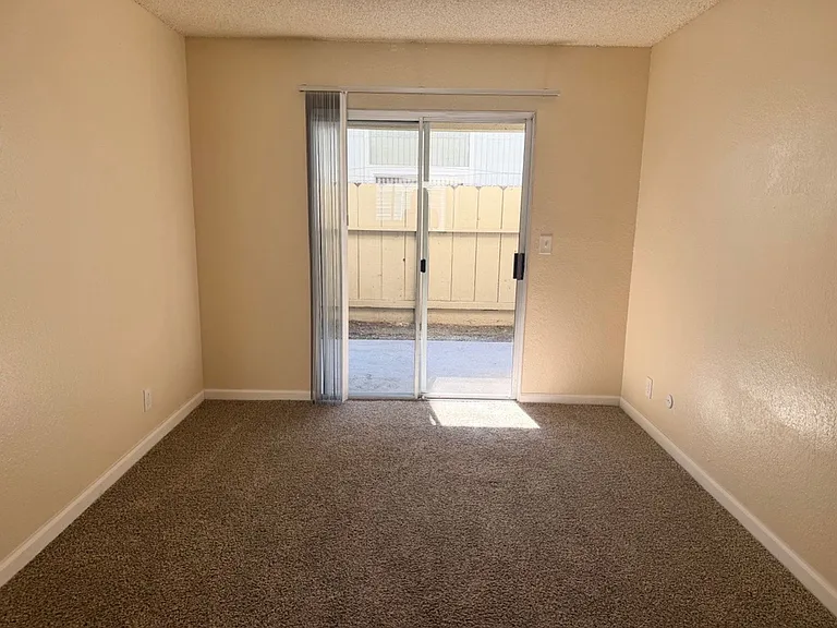 Granada Apartments — Photo 4