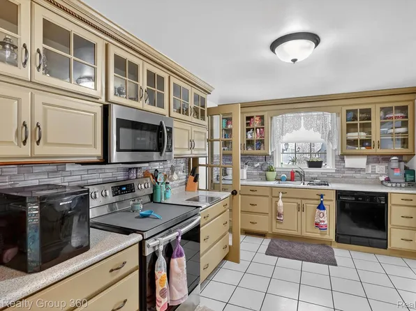 721 E Broad St, Chesaning, MI 48616