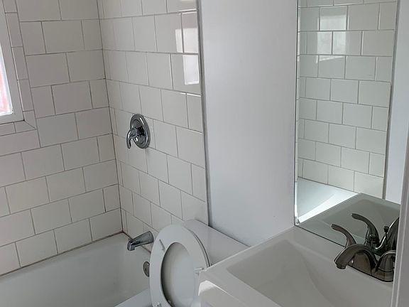 2nd image of 5139 Melrose Ave #106