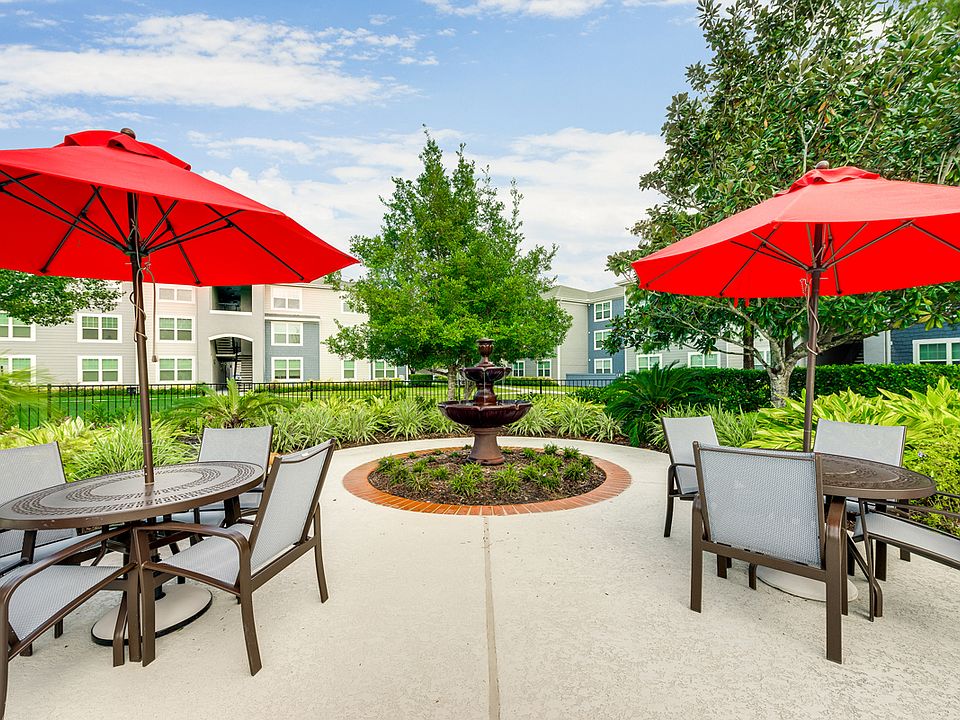 Bahia Cove Apartments Outdoor Seating Area