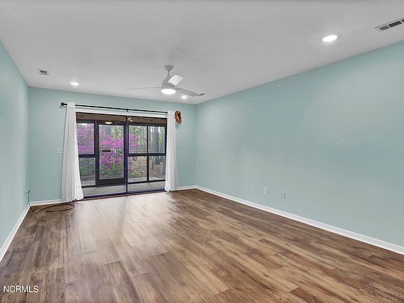 4th image of 1507 Military Cutoff Rd APT 121