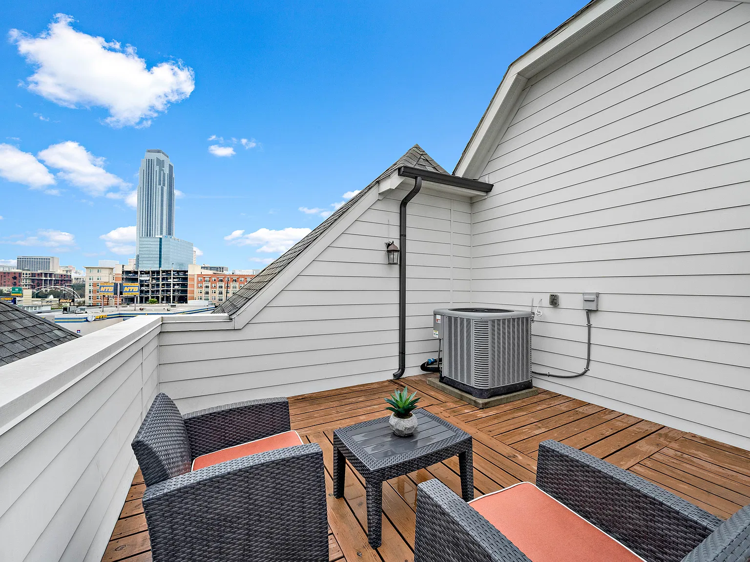 3 bed, 3.5 bath, 2291 sqft, $8,000 — Photo 4