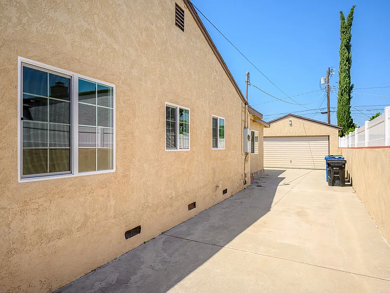 6607 Riverton Ave — Photo 26