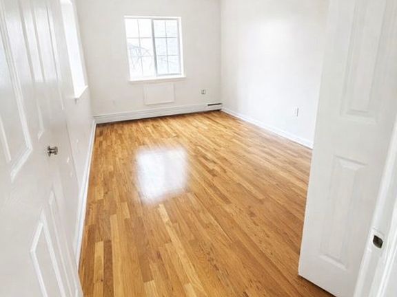 3rd image of 879 Elsmere Pl APT 3