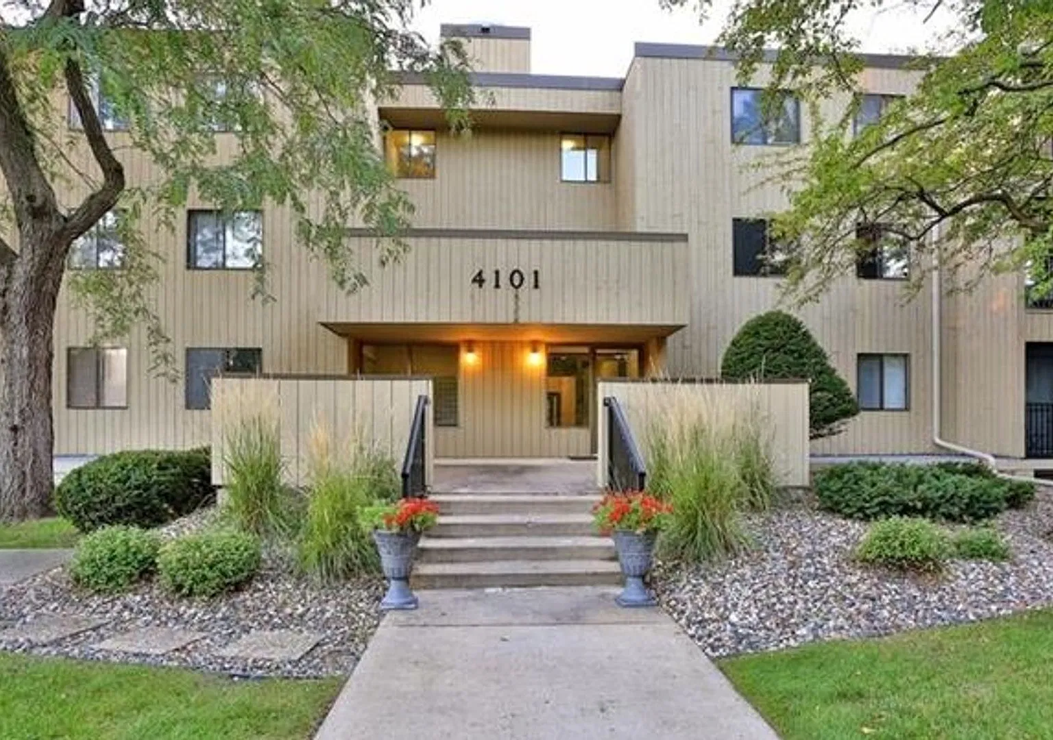 Cedarwood Condos - 4101 Parklawn Ave - Cable & Internet Included! — Photo 2