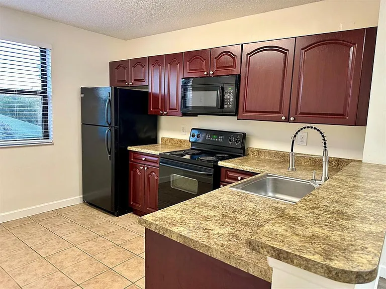 5641 Riverside Dr #306B1 — Photo 8