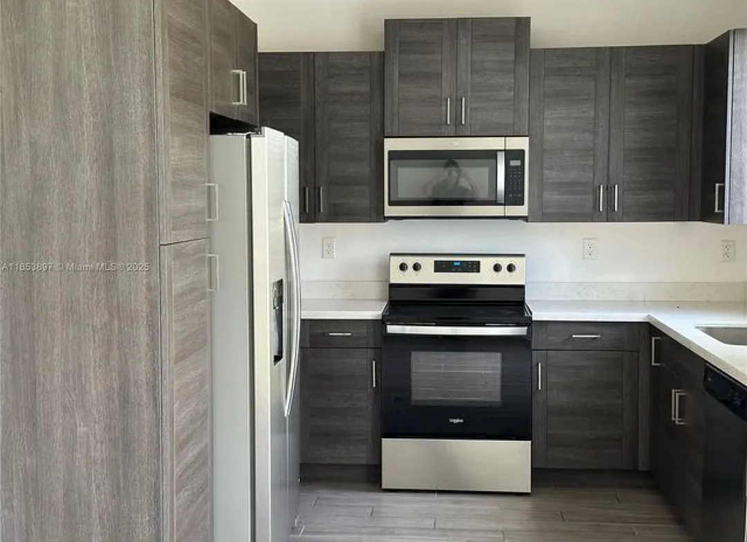 3 bed, 2.5 bath, 1302 sqft, $2,400 — Photo 3