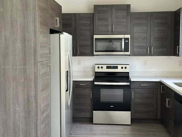1092 SE 23rd Ave #5 — Photo 3