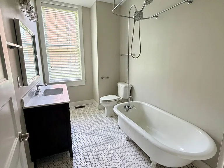 201 E 5th St #101 — Photo 17