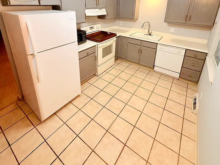 4225 Chester Dr — Photo 2