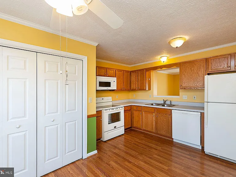 304 Chatham Sq — Photo 3